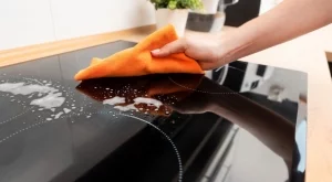 Как да почистите индукционен плот - 7 стъпки за безупречна повърхност