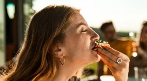 Обичате да си похапвате често? Ето защо е вредно