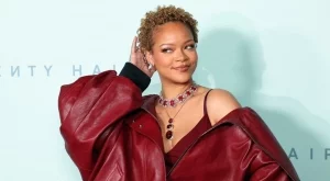 Риана се разголи в родината си Барбадос (СНИМКИ)