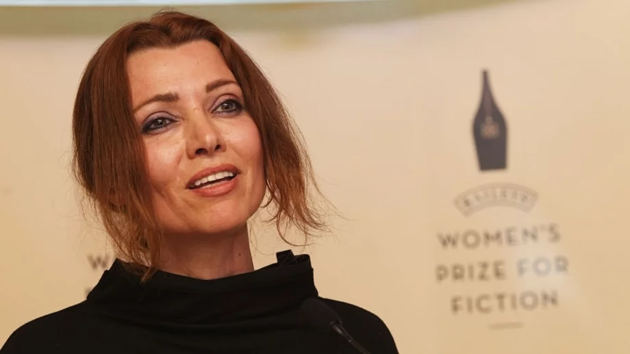 Елиф Шафак за опасния мит за мултитаскинг жената