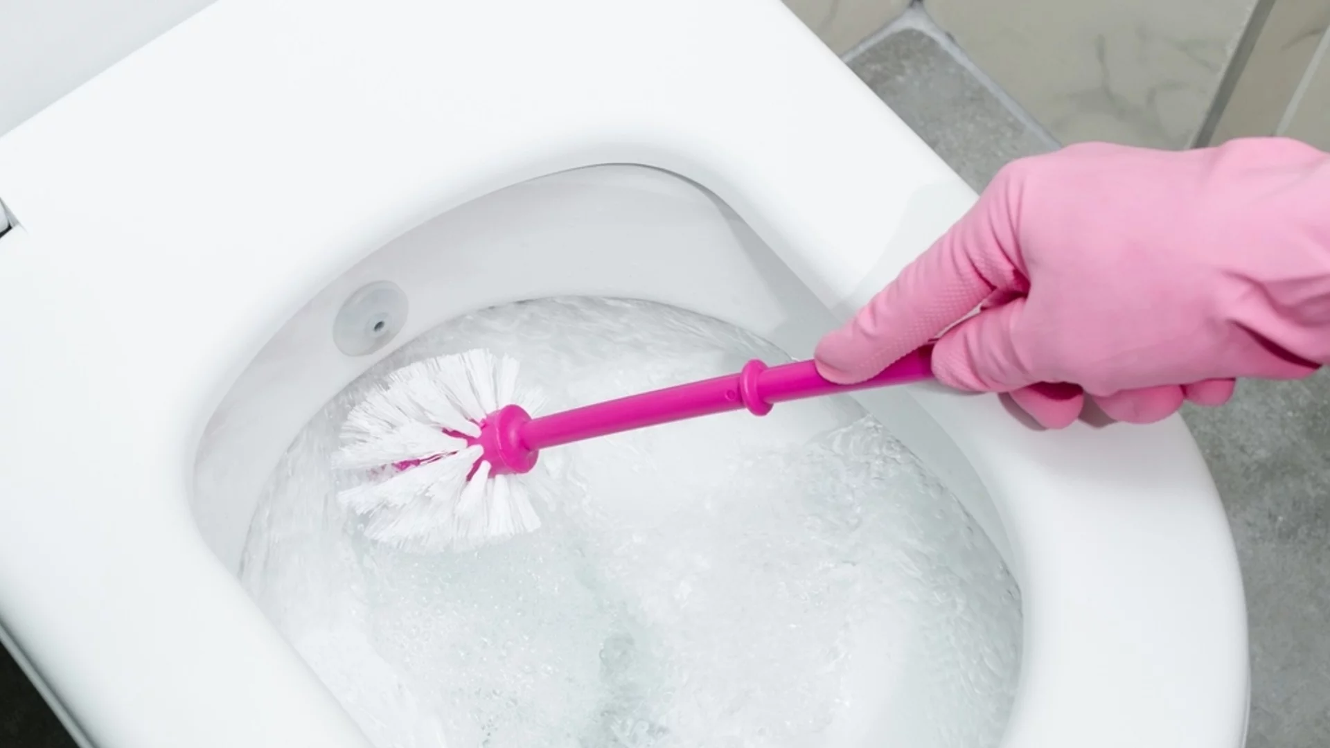 Как най-бързо да изчистим варовика от тоалетната?