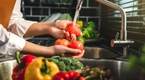 Микробиолог обяснява най-добрия начин за измиване на плодове и зеленчуци