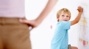 Как да премахнете петна от молив по стените по 4 лесни начина