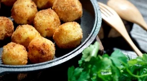 Жестоки картофени хапки с кашкавал на фурна