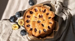 Пухкав и лесен сладкиш със сини сливи