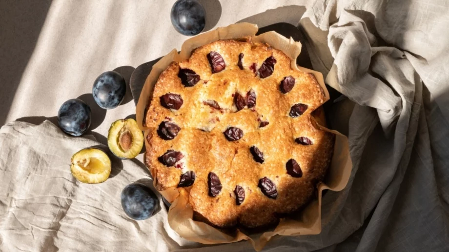 Пухкав и лесен сладкиш със сини сливи