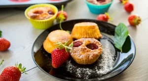 Чуден десерт: Мини чийзкейкове с ягоди