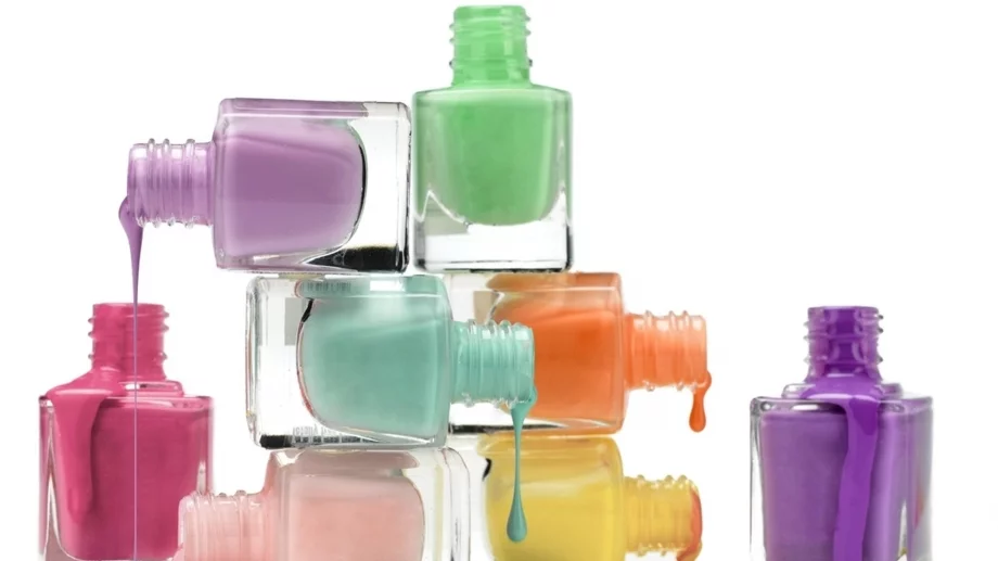 Как да премахнете петна от лак за нокти от дрехи