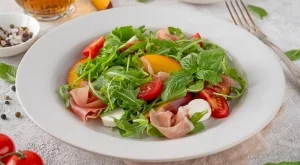 Лятна салата с чери домати, праскови и прошуто