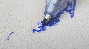 Как бързо да премахнете петно ​​от мастило от дивана