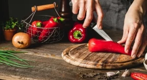 Лятна манджа: Задушени чушки с домати и сирене