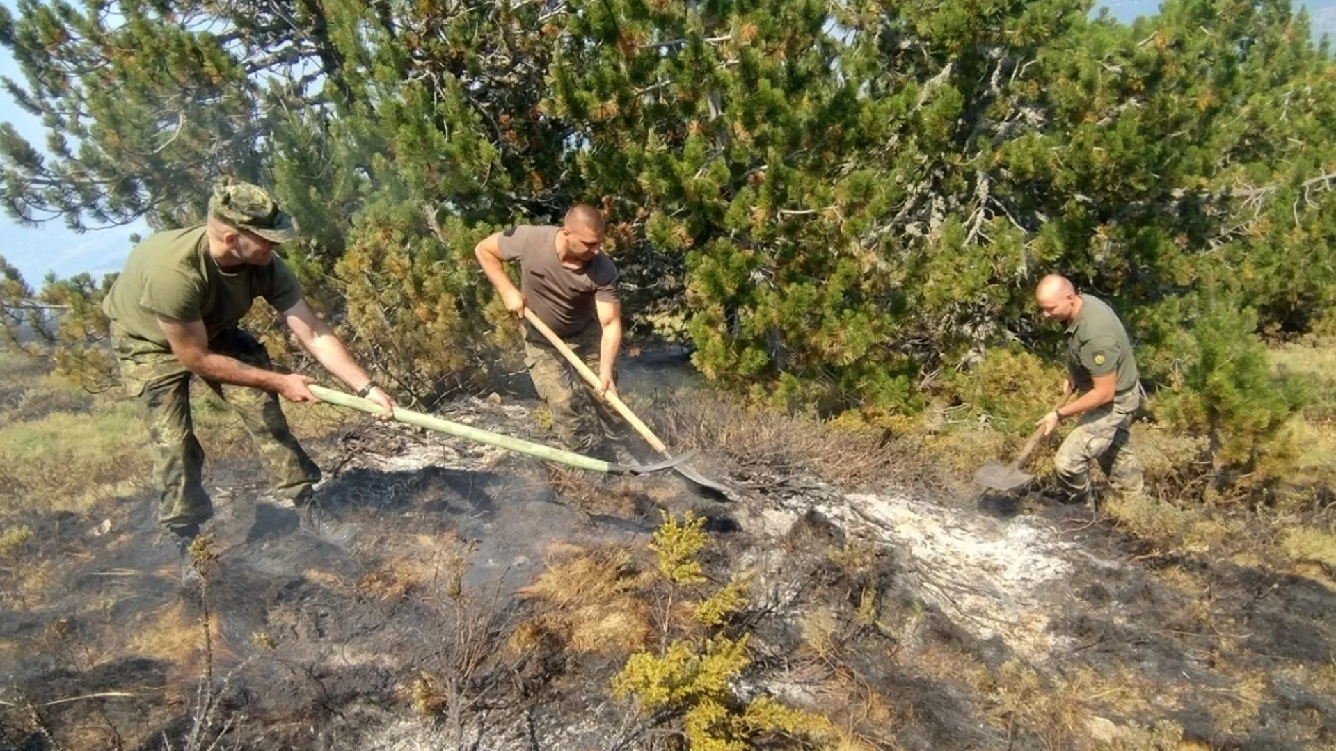 Пожарникар: Пожарът в Рила се гаси на ръка