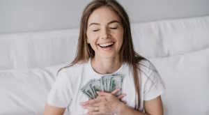 Тези 3 зодии ще спечелят много пари през септември 2024