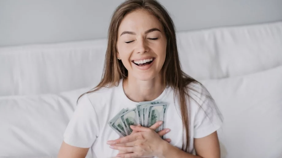 Тези 3 зодии ще спечелят много пари през септември 2024