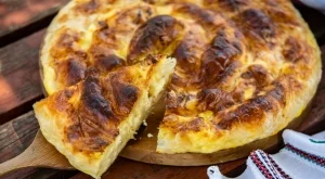 Бързо, лесно вкусно: Mързелива баничка на тиган (ВИДЕО)