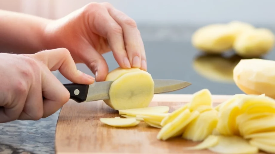 8 храни, които никога НЕ трябва да ядете сурови