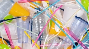 Нов вид пластмаса се самоунищожава, след като бъде изхвърлена 