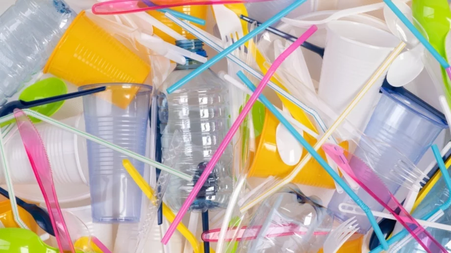 Нов вид пластмаса се самоунищожава, след като бъде изхвърлена 