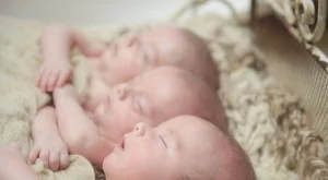 Двойката осинови тризнаците, но когато се прибраха у дома, се случи чудо (ВИДЕО)