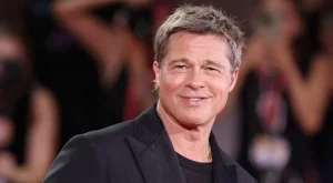 Брад Пит дебютира с приятелката си на червения килим (ВИДЕО)