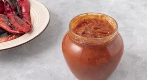 Лесна лютеница с доматено пюре