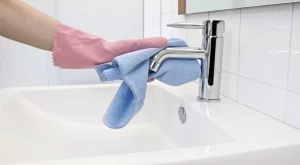 Как да почистите хромирани повърхности до блясък