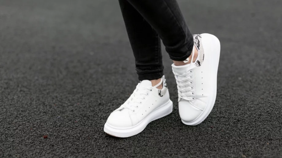 Най-бързият и лесен начин да почистите белите си обувки у дома (ВИДЕО)