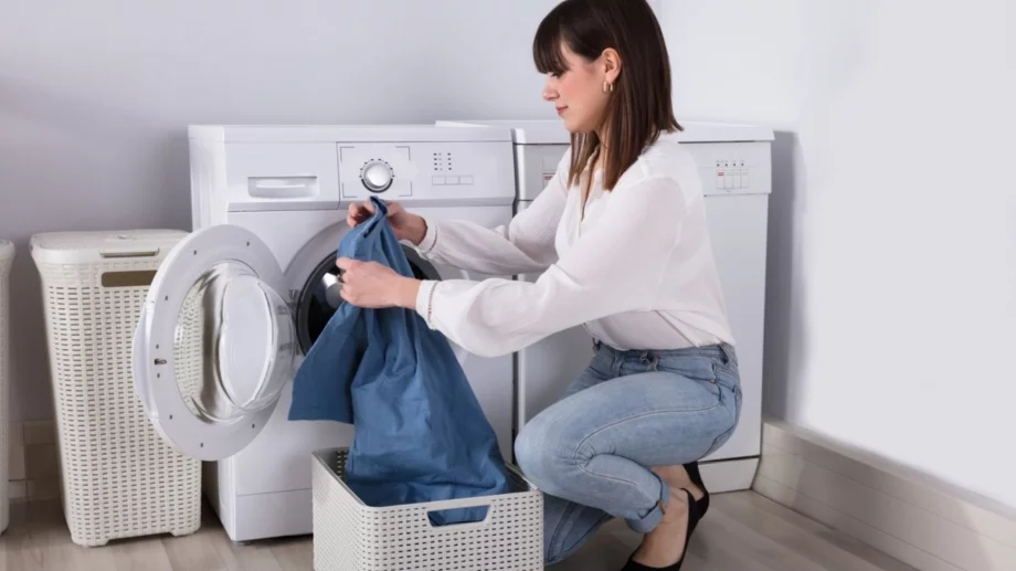 4 остарели навици за пране, които съсипват дрехите ви (и пералнята)