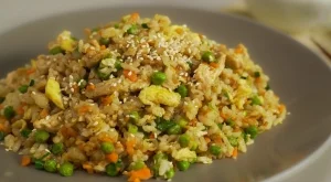 Пържен ориз с пиле и зеленчуци по китайски