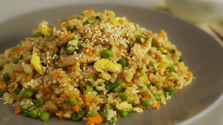 Пържен ориз с пиле и зеленчуци по китайски
