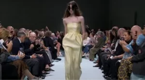 Prada Пролет/Лято 2025: Сребристи поли и очила с огромни стъкла(ВИДЕО)