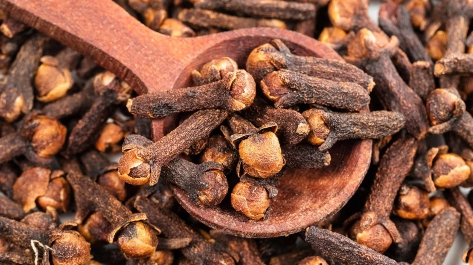 Какво се случва с тялото ви, ако започнете да ядете карамфил всеки ден