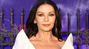 Катрин Зита-Джоунс се съблече чисто гола на 55 (СНИМКИ)