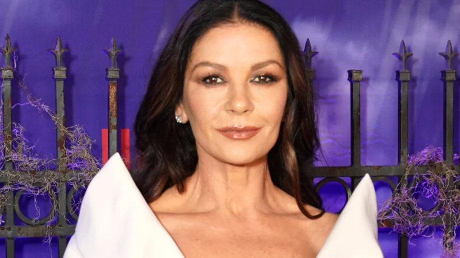 Катрин Зита-Джоунс се съблече чисто гола на 55 (СНИМКИ)