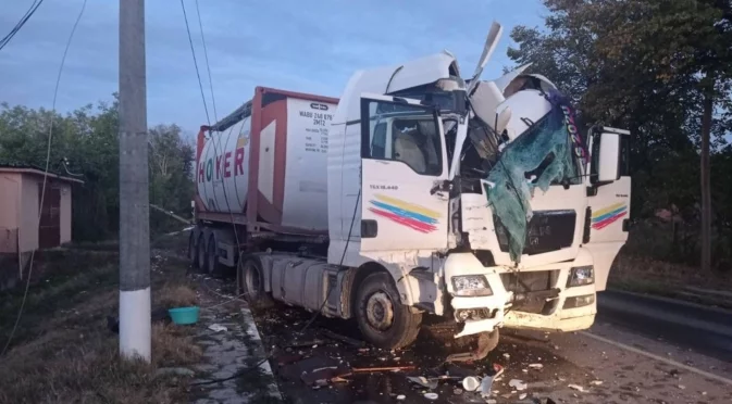 Пиян шофьор се удари челно в електрически стълб край Търговище 