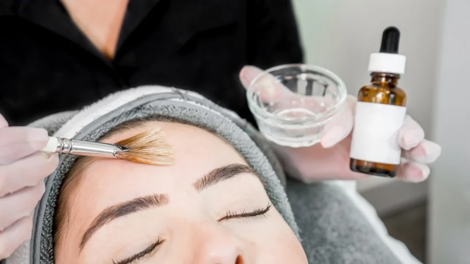 Всичко, което трябва да знаете, преди да си направите химически пилинг