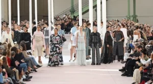 Chanel Пролет/Лято 2025: Еклектична колекция от искрящи ансамбли от туид (ВИДЕО)