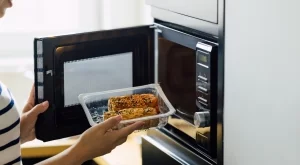 Голяма грешка, която много хора правят с микровълновата