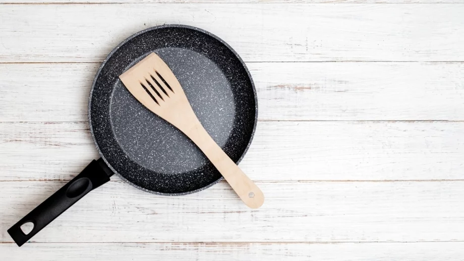 Правилният начин за почистване на тиган с незалепващо покритие, за да издържи с години