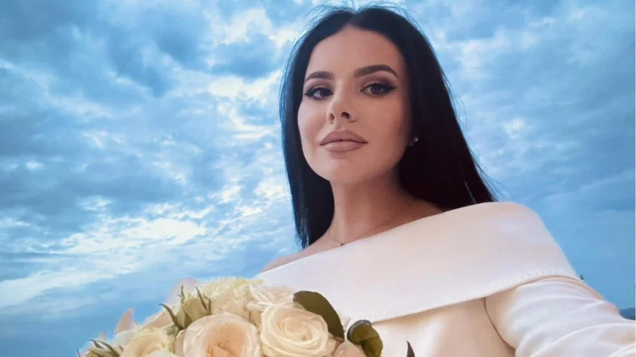 Участничка от "Фермата" се венча с костюм