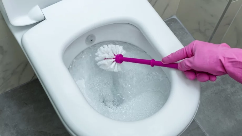 Премахнете варовика от тоалетната с един естествен продукт, по-ефективен от белината