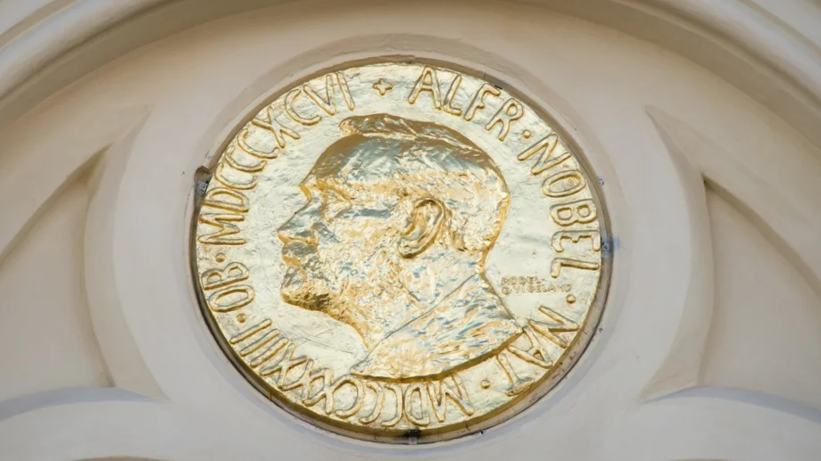 Кой взе Нобеловата награда за икономика?