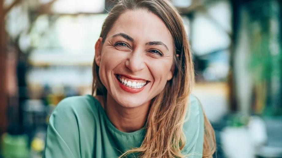 Тайната на сияйната усмивка: Как избелването на зъбите променя самочувствието ни