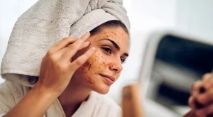 Всяка жена ги има в банята с: 3 продукта, които един дерматолог никога не би сложил на лицето си
