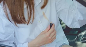 Как да премахнете петна от грим от дрехи, калъфки за възглавници и други