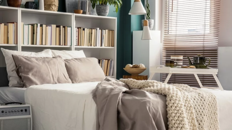 Как да подредите малка спалня, за да създадете илюзията за повече пространство