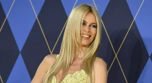 Клаудия Шифър се съблече чисто гола на 54 (СНИМКИ)