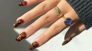 Пробвайте тази есен: Нокти с черупка на костенурка (ВИДЕО)