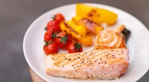 Бавно печена сьомга с чери домати