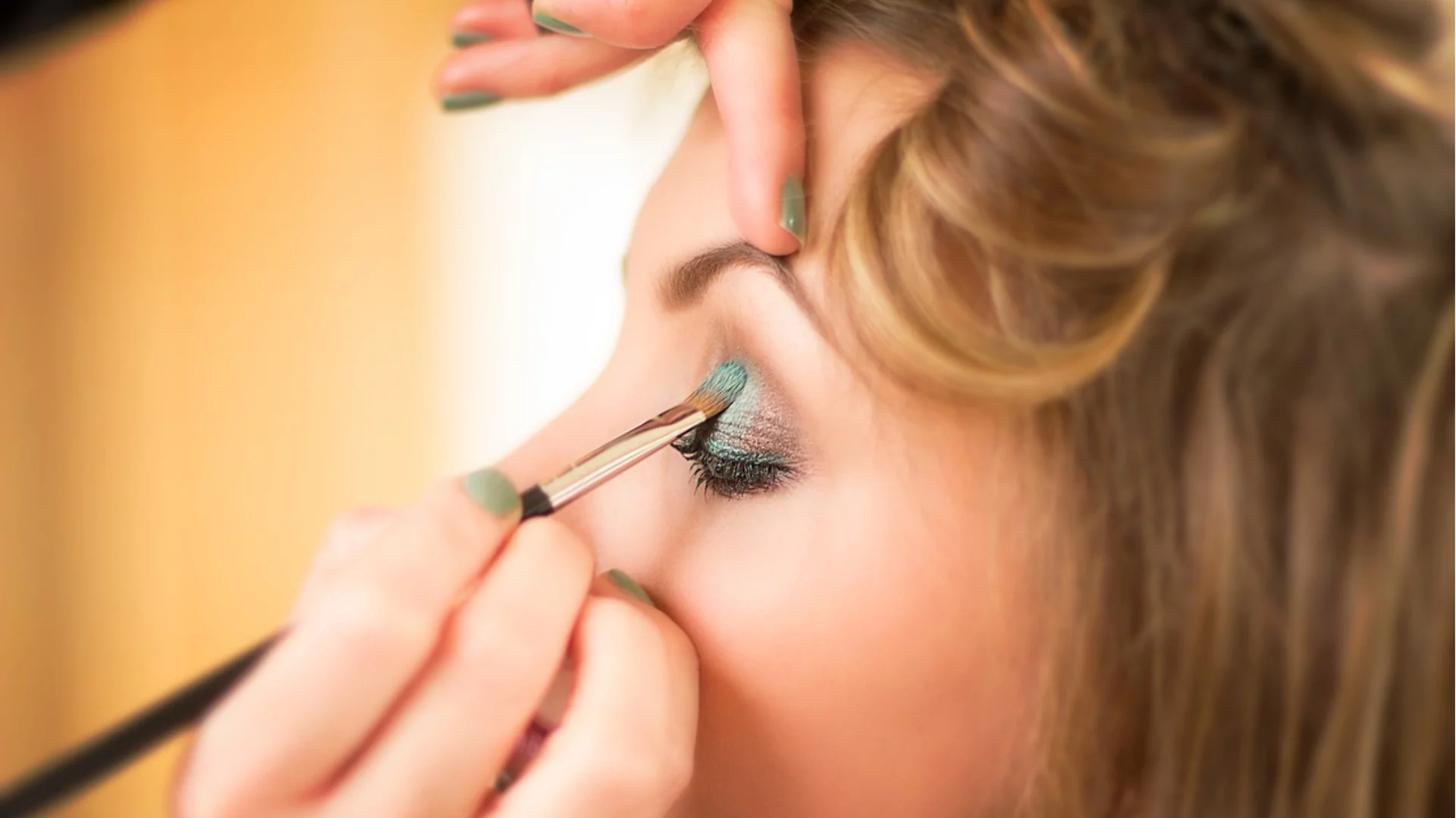 Четири грешки, които допускате, когато нанасяте сенки за очи